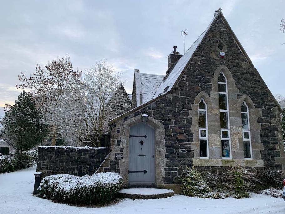 Old Schoolhouse, Galgormヴィラ エクステリア 写真