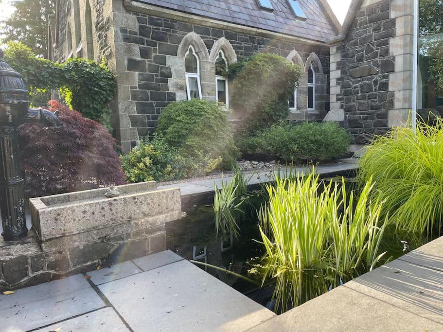 Old Schoolhouse, Galgormヴィラ エクステリア 写真