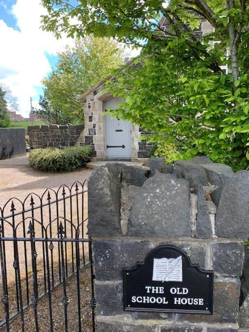 Old Schoolhouse, Galgormヴィラ エクステリア 写真